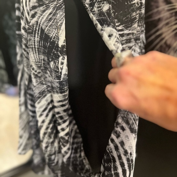 🖤🖤 EUC-ROZ & ALI BLACK AND WHITE SLEEVELESS BLOUSE SZ XL🖤🖤 - Picture 9 of 9